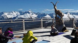 Auf der Yogaplattform Schlossalm lässt sich unter tiefblauem Himmel und bei klarster Fernsicht vieles vergessen.
