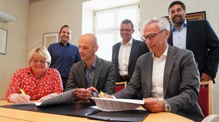 Erste Stadträtin Karin Rettig, Bürgermeister Holger Habich und GGEW-Vorstand Carsten Hoffmann (sitzend, v.l.) unterzeichneten im Beisein von (stehend, v.l.) Andreas Ehret (Geschäftsführer GGEW net), Uwe Sänger (Technischer Bereichsleiter GGEW AG) und Matthias Hechler (Geschäftsführer GGEW net) in dieser Woche im Goethezimmer des „Bunten Löwen“ eine Kooperationsvereinbarung über den flächendeckenden Ausbau von Zwingenberg und Rodau mit Glasfaserleitungen.