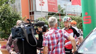 Seit vielen Jahren schon engagiert sich der Bergsträßer Fußballprofi Sebastian Rode in der Region für soziale Projekte. Das Bild zeigt Rode vor dem Prolog zur „Tour de Riva“, die das Team Bensheim der Tour der Hoffnung 2017 organisierte.