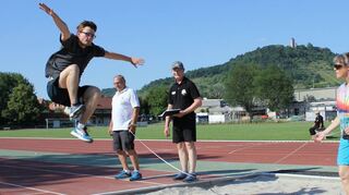 Weitsprung für das Sportabzeichen: Neueinsteiger Eike Brunnengräber fliegt in die Grube, die Weite wird von den Prüfern Gudrun Schäfer, Peter Roth und Ingo Bräuler (von rechts) vermessen.