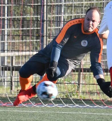 Zwingenbergs Torwart Timo Rothermel parierte beim Relegations-Auftakt in Lampert-heim einen Elfmeter, musste kurz vor Schluss aber das 0:1 hinnehmen.