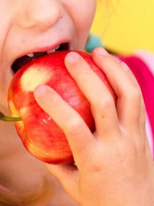 Weiter kraftvoll zubeißen können Kinder nach den Ferien.