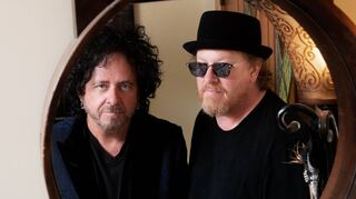 Steve Lukather (l) und Joseph Williams von der US-Band „Toto“: Williams spricht im Interview mit dieser Zeitung darüber, wie sehr er die neue Besetzung liebt.