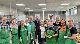 Die Helferinnen und Helfer der Bensheimer Tafel haben alle Hände voll zu tun. Die Anzahl der versorgten Haushalte ist von 589 auf mittlerweile 846 gestiegen. Sozialdezernent Adil Oyan informierte sich über Ablauf und Betrieb der Einrichtung.