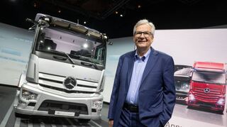 Martin Daum, Vorstandsvorsitzender von Daimler Truck, auf der Hauptversammlung neben einem elektrisch angetriebenen eActros.