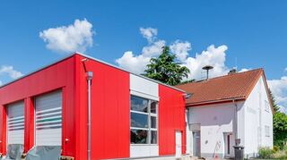 Das Schwanheimer Feuerwehrhaus (l.) wurde grundlegend umgebaut und modernisiert. Nach den Anstrengungen der Umbauzeit wurde am vergangenen Wochenende das neue Domizil der Brandschützer mit einem gemütlichen Abend und einem Tag der offenen Tür (Bild rechts) eingeweiht.