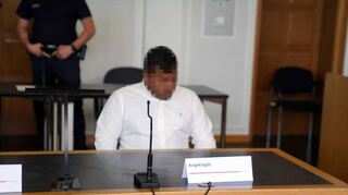 Der 29-Jährige aus Biblis hat die fahrlässige Tötung von drei Menschen eingeräumt – nicht aber den Vorwurf des illegalen Autorennens.