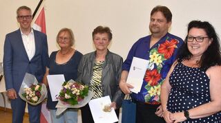 Bürgermeister Schönung (l.), Landrat Engelhardt und Stadtverordnetenvorsteherin Ludwig-Paul (r.) lobten die ehrenamtliche Arbeit von Margret Böhne-Schnell (3.v.l.), Angela Velten und Peter Velten (2.v.r.), die den Landesehrenbrief erhielten.