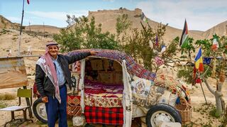 Abu Ali mit seinem „kleinsten Hotel der Welt“ vor der Kreuzritterburg Shobak