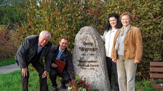 <p>Bürgermeister Christian Schönung, erster Stadtrat Friedrich Emig, Stadtverordnetenvorsteherin Christiane Ludwig-Paul und Magistratsmitglied Angela Velten gedachten des ehemaligen Lorscher Bürgermeisters zum 100. Geburtstag.</p>