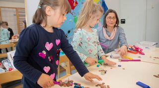 Silvia Schäfer benötigt nur wenige Alltagsgegenstände, um die Kindern der Rodauer Kita in die Geheimnisse des Magentismus einzuweihen.