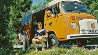 Campingvergnügen mit dem Bus des Freundes: Sydows Tochter Angelika, damals elf Jahre alt, schaut aus dem Fenster der Beifahrertür, davor sitzt Sydows Ehefrau Traudel, links die ältere Tochter Silke.