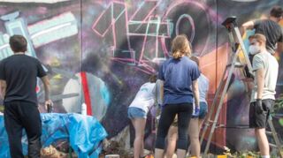 Kunst aus der Spraydose: die Klasse 10c des Starkenburg-Gymnasiums bei der Arbeit an der Rückwand der Aula. Ihr Graffiti entsteht zum Geburtstag der vor 140 Jahren begründeten Schule.