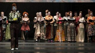 Schrill und bunt: der stark singende Marcel Brunner mit dem Opernchor des Nationaltheaters Mannheim.