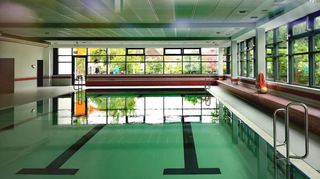 Wegen eines Schadens an der Kälteanlage bleibt das Hallenbad zu. Die Schließung wirkt sich auch auf das geplante Jubiläumsprogramm am 1. Juli aus.