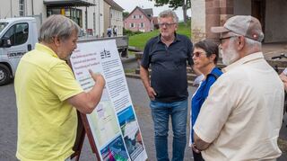 Mitglieder des als Umweltverband anerkannten Vereins „Mensch vor Verkehr“ mit Reimund Strauch (M.) und Dr. Jürgen Reiter (l.) erinnerten an einem eigenen Stand vor der Torhalle an die Forderungen der Region: Natur und Landschaft dürften nicht durch oberirdische Trassenführung und einen Tunnelbau im Tagebau zerstört werden. Auch ihr Stand war gut besucht.