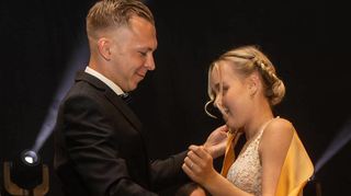Auf der Bühne tanzten die neue Kerwekönigin Maya Böhm und Kerwevadder Lukas Mahr.