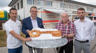Zur offiziellen Schlüsselübergabe versammelten sich auf dem Gelände in der Dieterswiese v.l. stellvertretender DRK-Vorsitzender Peter Held, Bürgermeister Christian Schönung, Vorsitzender Klaus Jäger und Bereitschaftsleiter Nico Klein.
