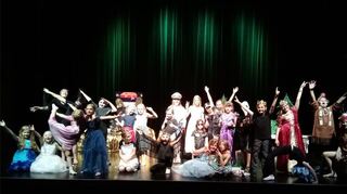 Die Theater AG der Joseph-Heckler-Schule präsentierte im Parktheater die Eigenproduktion „Traumland unbekannt“. Für ihre erstklassige Aufführung erhielten die Schülerinnen und Schüler viel Applaus.