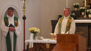 Dekan Thomas Meurer (links) und sein Stellvertreter Äneas Opitek leiteten eine Eucharistiefeier in der Pfarrei Fehlheim.