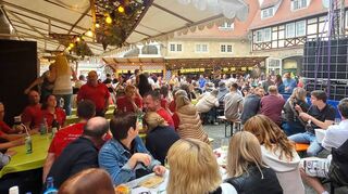Viel Betrieb und gute Stimmung im Amtshof herrschte beim Tag der Betriebe auf dem Bergsträßer Weinmarkt in der Heppenheimer Altstadt.
