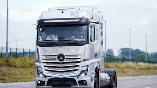 Ein Wasserstoff-Probefahrzeug vom Typ „GenH2 Truck“ fährt über die Teststrecke im Werk des Lkw-Herstellers Daimler Truck in Wörth.
