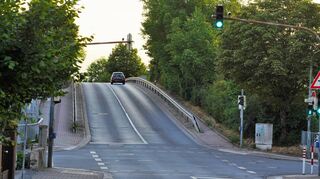 Auf der Nordseite der Bahnüberquerung am Brückweg fehlt ein Fuß- und Radweg. Der Magistrat soll auf Antrag der Koalition prüfen, ob und zu welchen Bedingungen ein solcher errichtet werden könnte – im Zuge der Sanierung des Bauwerks durch die Deutsche Bahn.