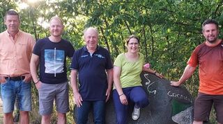 Die Tischtennisabteilung der SG Gronau hat ihren Vorstand im Amt bestätigt. Unser Bild zeigt (v.l.) Holger Degehardt,, Johannes Kühn, Willi Stephan, Carmen Russ und Stephan Volk. Es fehlen: Oliver Russ und Andreas Böhm.