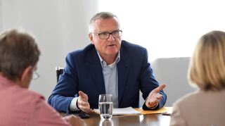 Freudenberg-Vorstand und „Chef der Metropolregion“ Tilman Krauch (Mitte) im Interview mit Bettina Eschbacher und Bernhard Zinke.