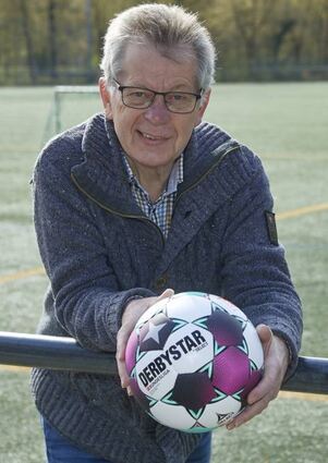 Kreisfußballwart Reiner Held ist auch als Krisenmanager gefragt.