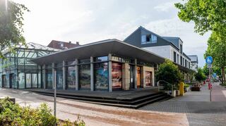 Ein Teil des Neumarkt-Centers soll abgerissen und durch einen Neubau ersetzt werden. Das Familienzentrum hätte im Zuge des Großprojekts in die jetzigen Räume der Stadtbücherei ziehen sollen. Der Verein teilte nun allerdings mit, dass er lieber an seinen bisherigen Standorten in der Innenstadt bleiben möchte.