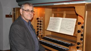 Seit 30 Jahren spielt Reinhard Sillus die Orgel in der Zwingenberger Bergkirche, begleitet Gottesdienst und gibt Konzerte. Am Sonntag soll das Jubiläum beim Gottesdienst gewürdigt werden.