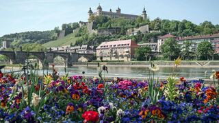 Auf der Mainbrücke mit dem bekannten „Brückenschoppen“ oder oben an der Festung Marienhöhe lässt es sich in Würzburg gut aushalten.