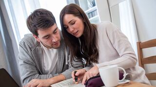 Zeitungsanzeigen laufen oft von privat zu privat, ohne Makler.