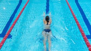 Mit der richtigen Technik sparen Schwimmer Kraft.