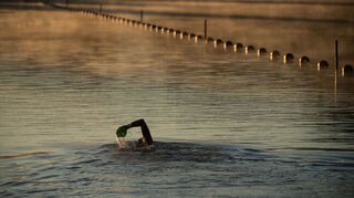 Der perfekte Ausdauersport: Schwimmen schont die Gelenke.