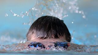 Beim Schwimmen verbrauchen Sportler viele Kalorien.