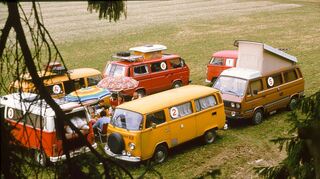 Für Jörg Werner aus Laudenbach ging es seit dem Jahr 1982 mit Freunden regelmäßig auf Fahrten mit durchnummerierten Bullis im Konvoi. Übernachtet wurde meist auf einsamen Waldparkplätzen.
