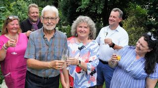 Dieter Angermann, Urgestein der Lorscher Grünen (3.v.l.), feierte mit Ehefrau Heidi und vielen Gratulanten 75. Geburtstag.