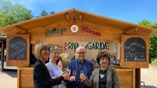 Beim Primaverafest auf dem Wambolder Sand taufte der Freundeskreis Riva seine „Bottega Rivana“. Unser Bild zeigt (v.l.) Lorena Giuliani, Christine Klein, Enzo Bassetti und Pina Kittel.
