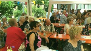 Im Garten der evangelischen Kirchengemeinde hörten viele Besucher den Ausführungen zum geplanten Neubau zu.