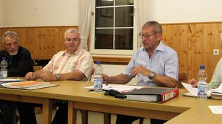 Die Finanzen waren das zentrale Thema bei den Geflügelzüchtern. Unser Bild zeigt (von links) Dieter Oster, Peter Weber jun., Helmut Fassinger und Peter Weber sen.