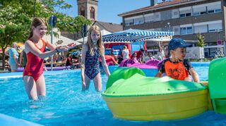 Vor allem die Kinder hatten jede Menge Spaß im Wasser beim Hallenbad-Jubiläumsfest. Da die Freizeiteinrichtung wegen eines Defektes geschlossen ist, wurde auf dem Vorplatz ein Planschbecken aufgebaut.