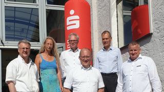 In Fürth legten die Repräsentanten der Sparkasse Starkenburg der Zweckverbandsversammlung eine positive Bilanz vor: (von links) Heppenheims Bürgermeister Rainer Burelbach als Vorsitzender des Verwaltungsrats, die Wald-Michelbacher Unternehmerin Michele Lindner als stellvertretendes Mitglied im Vorstand des Zweckverbands, Sparkassendirektor Manfred Rheiner, Hirschhorns Bürgermeister Oliver Berthold als Vorsitzender der Zweckverbandsversammlung, Wolfgang Winterstein, Wirtschaftsprüfer und stellvertretender Leiter der Prüfungsstelle des Sparkassen- und Giroverbands Hessen-Thüringen, und der Vorstandsvorsitzende des Heppenheimer Kreditinstituts, Jürgen Schüdde.