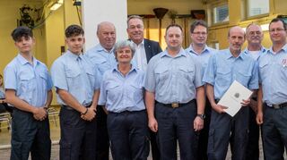 Rüdiger Linder (Mitte) wurde auf eigenen Wunsch als Fehlheimer Wehrführer aus seinem Ehrenamt entlassen. Ihm folgt an der Spitze der Brandbekämpfer Sascha Klein (6.v.re.). Unser Bild zeigt darüber hinaus den neuen Vorstand und die Geehrten im Rahmen der Mitgliederversammlung am Freitag.