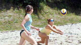 Die Schwestern Luca (links) und Sinah Düringer vertraten die Farben der TSV Auerbach beim Turnier der hessischen Beachvolleyball-Serie im Weiherhaus.