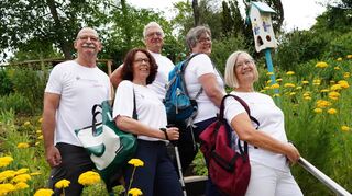 Hospiz bewegt – vor allem am 3. September: An jenem Samstag können Läufer und Wanderer die Schuhe für eine gute Sache schnüren, gemeinsam mit den Wanderführern (v.l.) Robert Pauli, Elke Mayer, Gunter Lutzi und Elisabeth Russ (re.), unterstützt und sehr zur Freude von Hospiz-Leiterin Sandra Scheffler (2. v.re.).