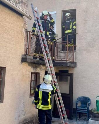 Über eine Leiter gelangten die Einhäuser Brandschützer in den ersten Stock des Wohnhauses.