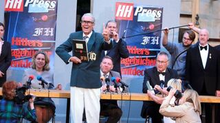 Mutter aller Blamagen: der „Stern“ und die gefälschten Hitler-Tagebücher, die sich ein Reporter (gespielt von Harald Kremsreuter, Mitte) andrehen ließ.