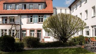 Im Haus am Maiberg wurde das letzte Sommerfest vor der Schließung gefeiert. Auf dem Foto von links: kommissarischer Leiter Titus Möllenbeck; Sigrid Kottmann-Lennert vom Leitungsteam; Benedikt Widmaier, bis April Direktor; Barbara Balke, von 1969 bis 1999 Geschäftsführerin; Silvio Zine, Bundesfreiwilligendienstler, Aleksandar Trobonjaca vom Leitungsteam und der frühere Landtagsabgeordnete Norbert Schmitt, der Mitte der 1970-er Jahre seinen Zivildienst dort leistete.